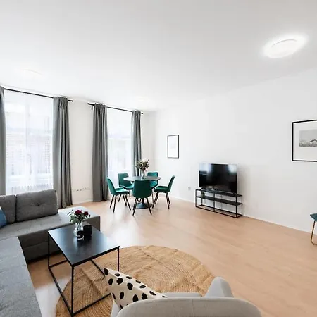Spacious Luxury Old Town 2br Retreat דירה *