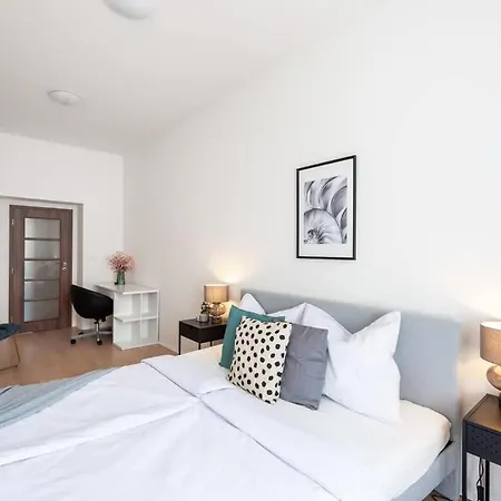 Spacious Luxury Old Town 2br Retreat براغ